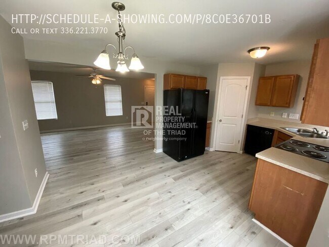 Foto del edificio - Lovely 4 Bedroom/3.5 Bath in Greensboro 27406