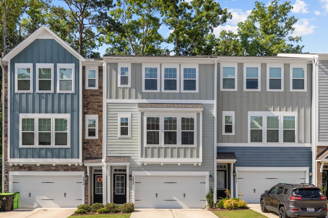 Foto principal - 2888 Macintosh Woods Dr