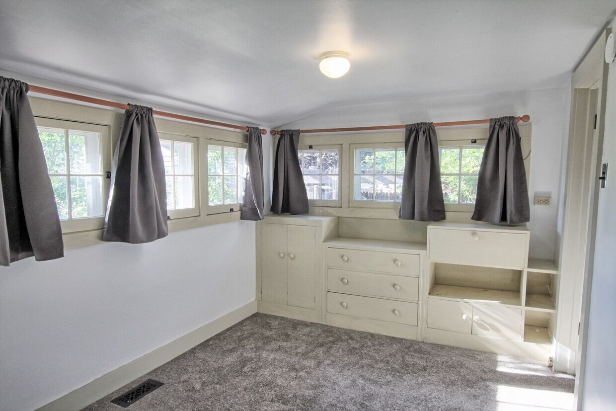 Primary Photo - 2 bed 1 bath house just west of DU
