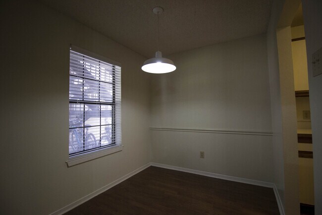 Foto del edificio - 218 N Texas Blvd