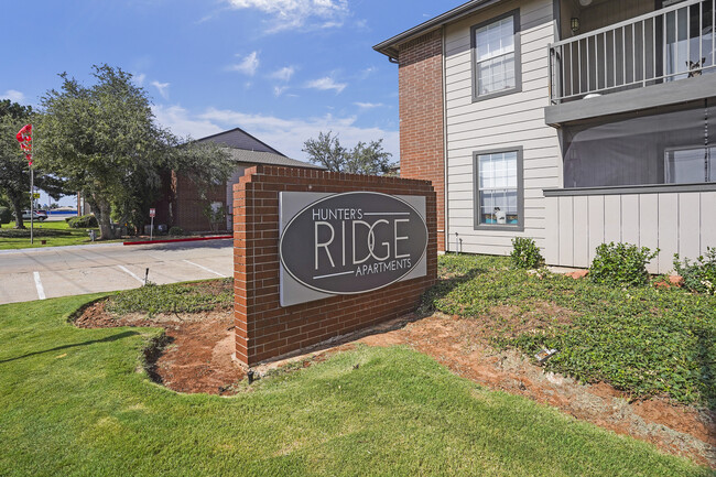 Entrada por la calle del Ayuntamiento - Hunter's Ridge Apts.