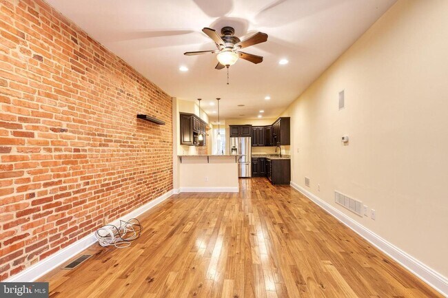 Building Photo - This 2bd 3.5bth rowhome is truly everythin...