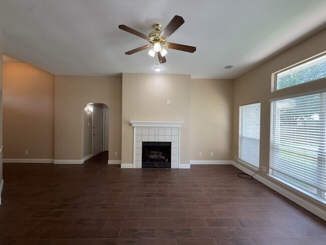 Foto del edificio - 317 Oak Meadow Ln