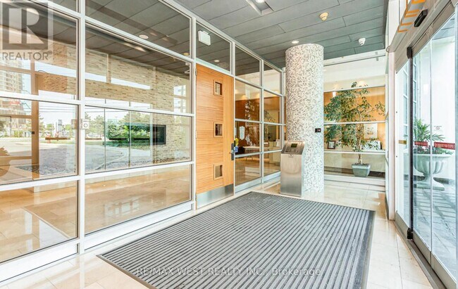 Photo du bâtiment - 220-2220 Burnhamthorpe Rd W