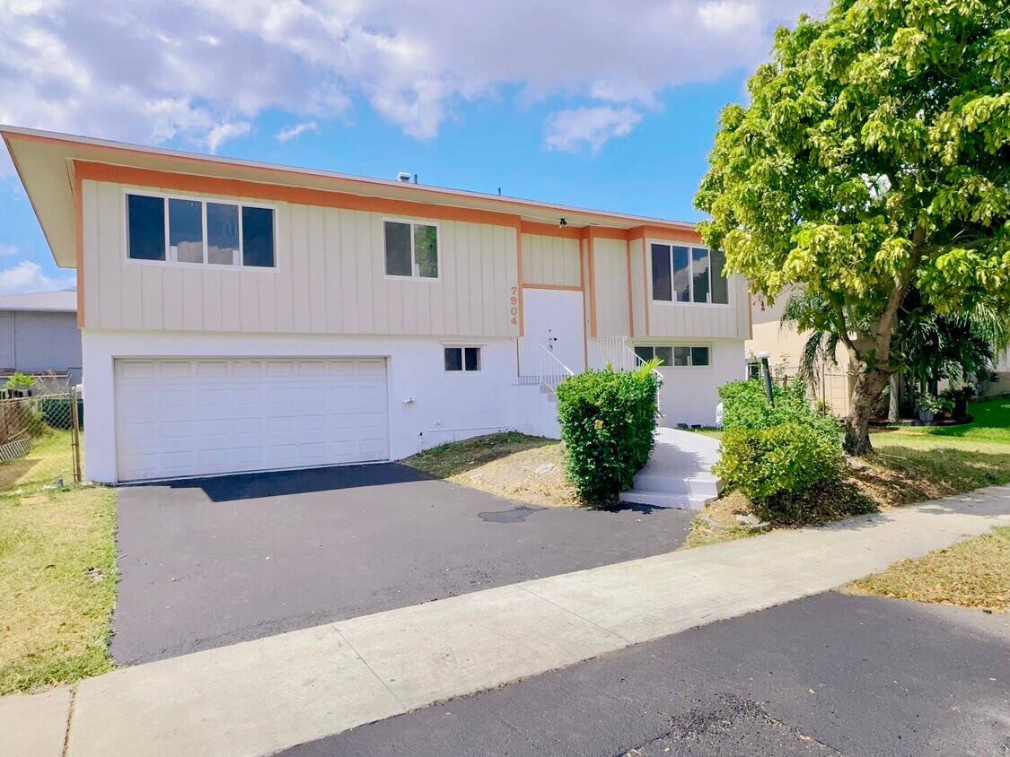 Foto principal - 7904 NW 40th St