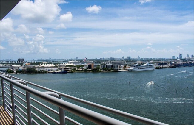 Foto del edificio - 335 S Biscayne Blvd