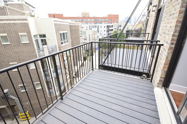 Foto del edificio - 709 N Milwaukee Ave