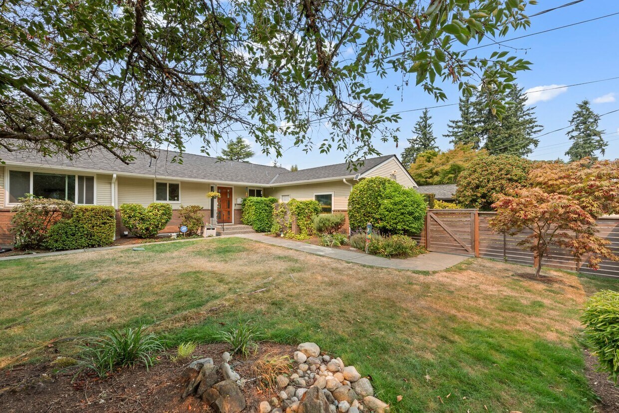 Foto principal - Spacious 4-Bedroom Mid-Century Home in Vie...