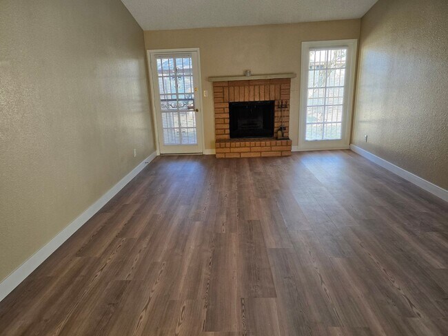 Building Photo - Newly renovated Bellair Golf Course Townhome