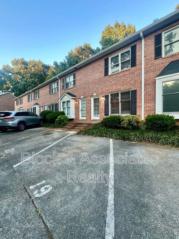 Foto del edificio - 1419 King Charles Dr