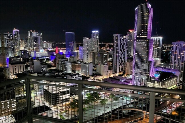 Foto del edificio - 350 S Miami Ave
