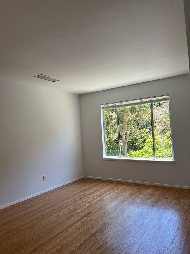 Building Photo - Daly City Home 4Bed 2 Ba
