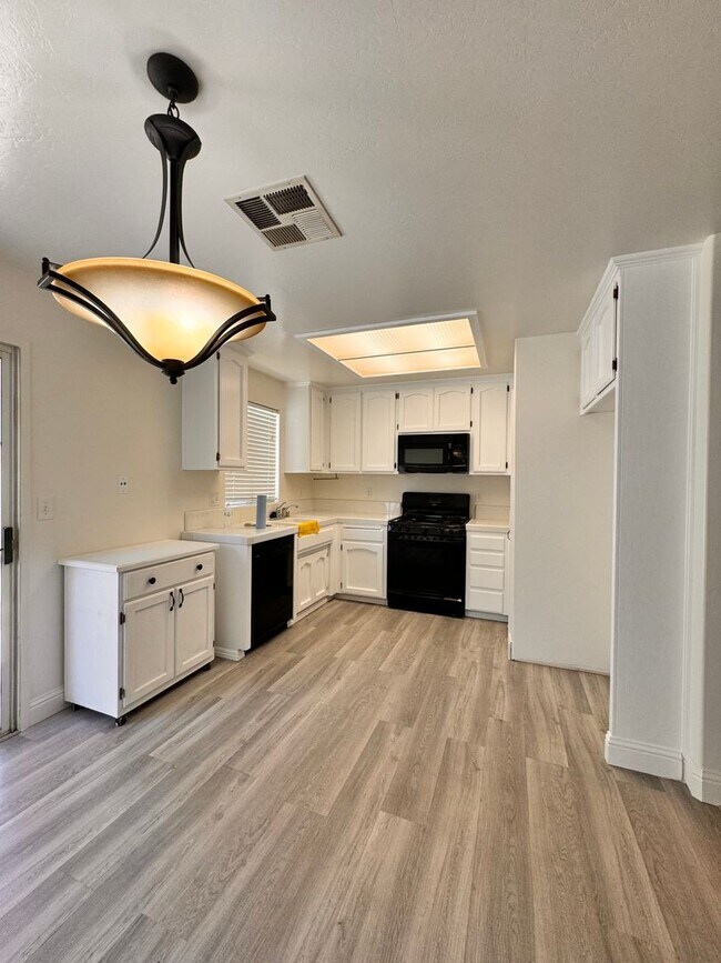 Building Photo - Charming 3-Bed, 2-Bath Home $2,200 Deposit...