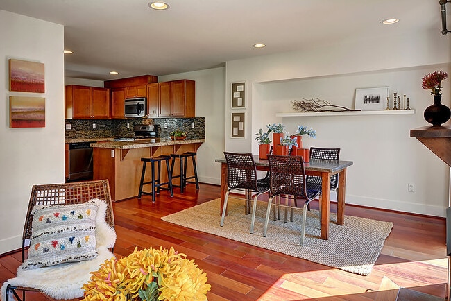 Building Photo - Gorgeous Townhouse in Green-Lake Community