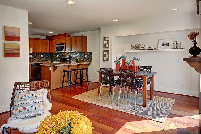 Foto del edificio - Gorgeous Townhouse in Green-Lake Community