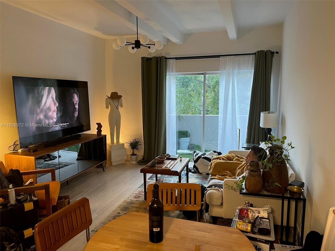 Foto principal - 7801 NE 4th Ct