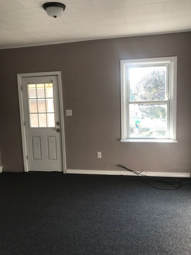Building Photo - 2 Bedroom 1 Bath