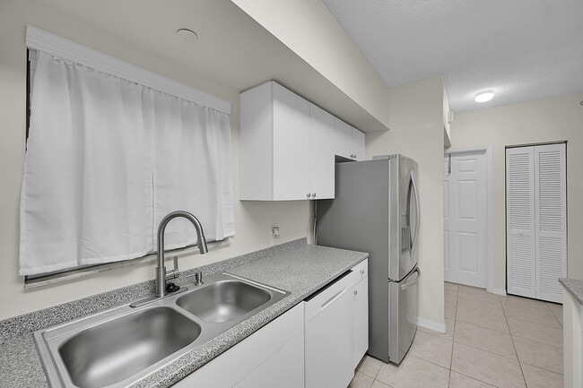 Building Photo - 2105 Lavers Cir