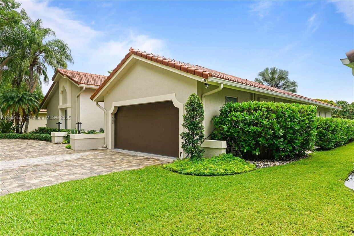 Foto principal - 1900 Lakeshore Dr