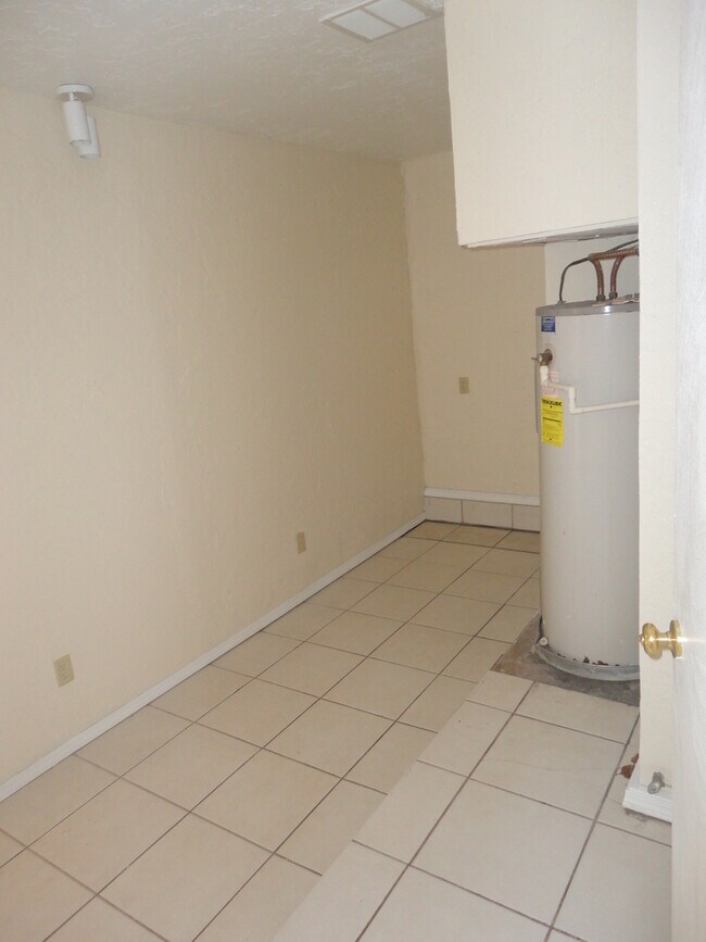 Building Photo - Great Family Home on the Eastside of Town!...