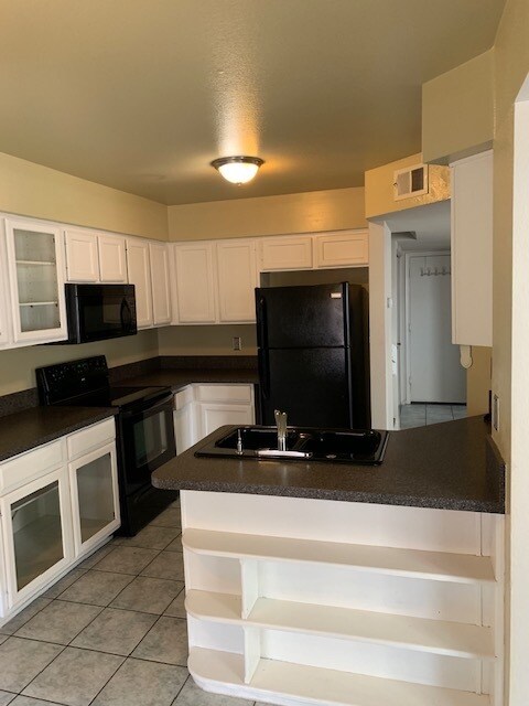 Building Photo - 2 story 2 car garage 2 bed 2.5 bath townhome