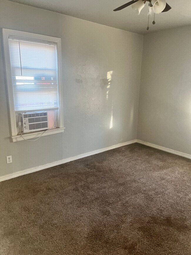 Building Photo - 908 Halsey Dr