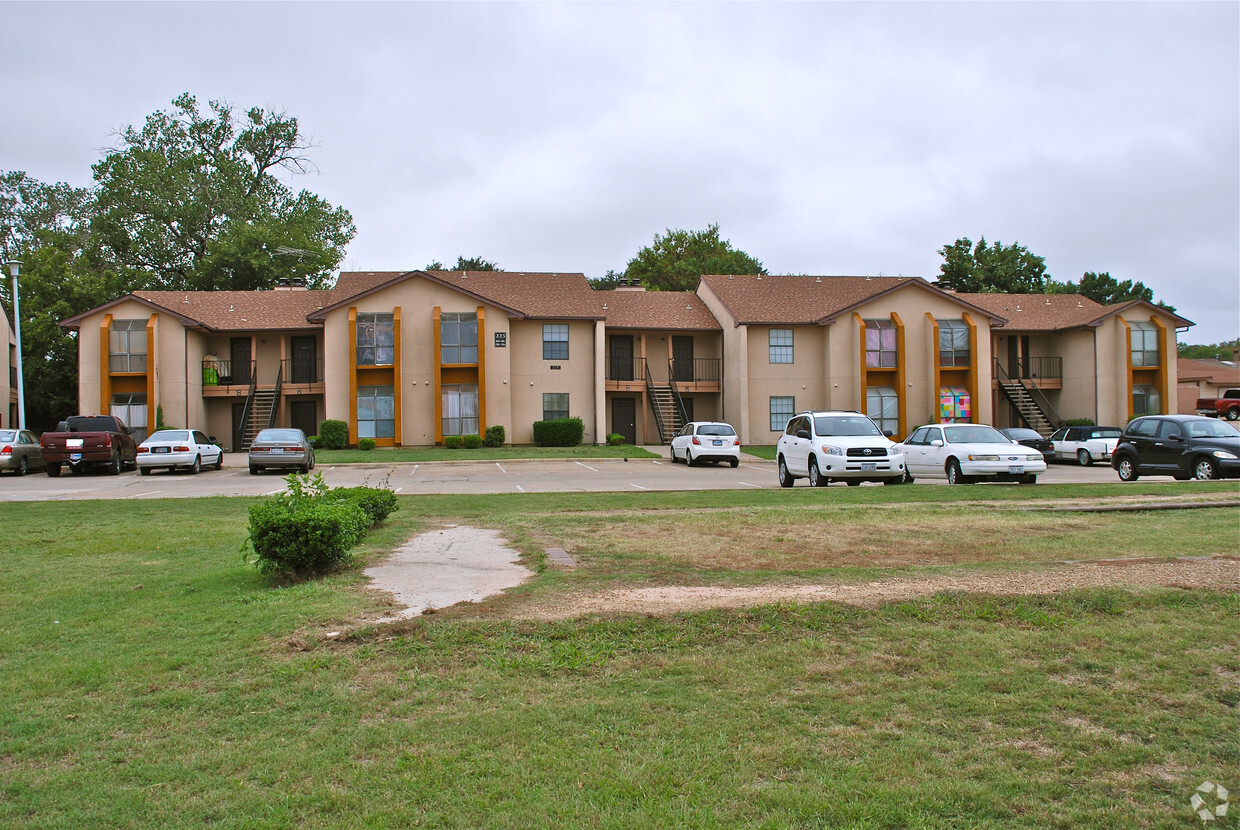 Primary Photo - The Castle Glen Apartments