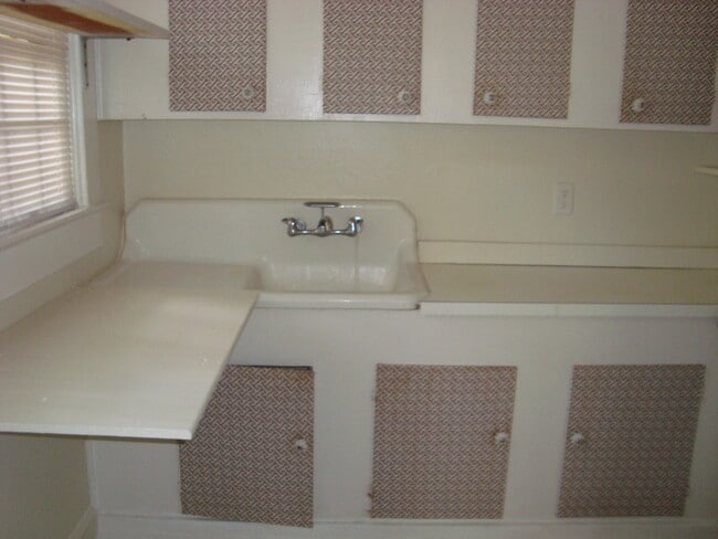Building Photo - Adorable Downtown Apartment