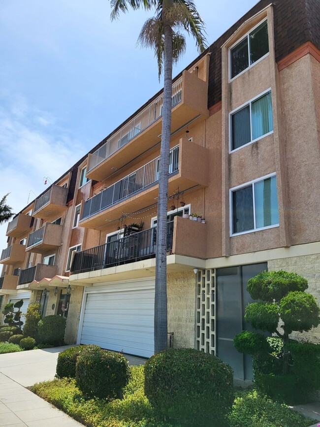 Building Photo - Belmont Shore- rent reduction-condo 4 blocks to beach just off of Second St.
