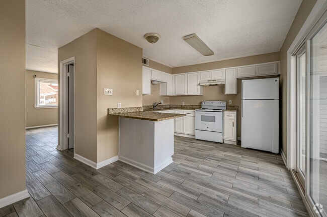 2BR, 1.5BA - 1,025SF - Dining Room - 3594 Friendswood Dr