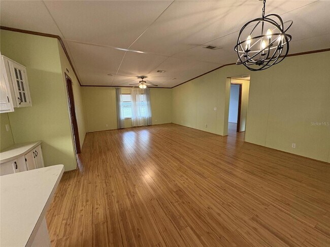 Foto del edificio - 616 Klickety Klak Ln