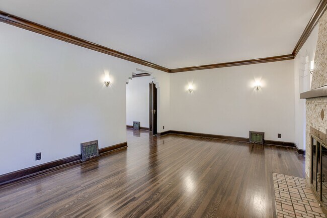 Building Photo - Beautiful 3 Bedroom In Happy Hollow!!