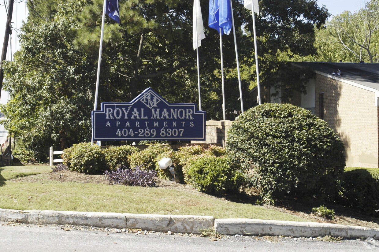 Royal Manor Apartments in Decatur, GA