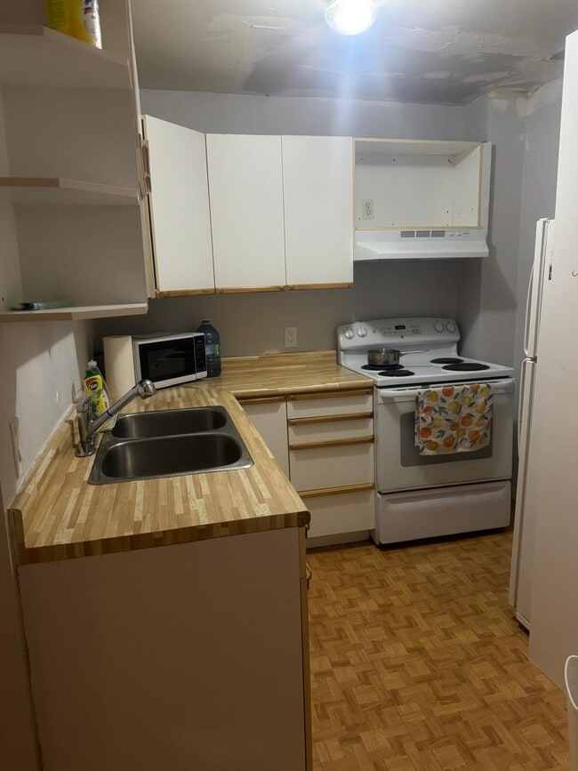 Building Photo - 350 Parkhill Rd W