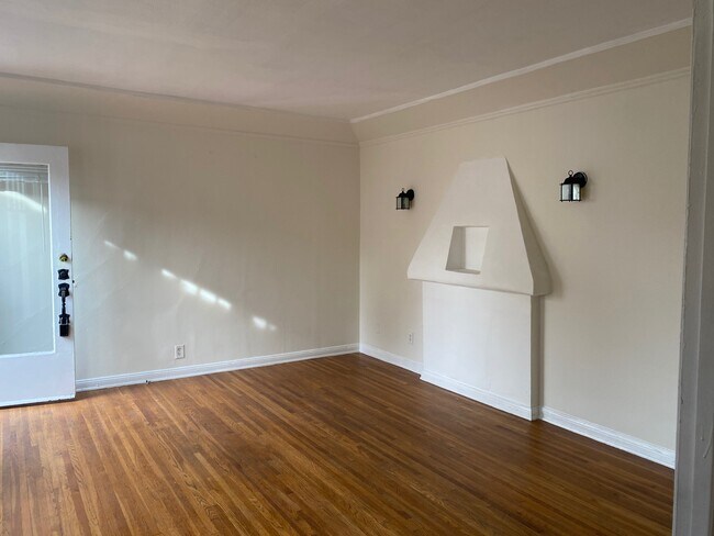 Building Photo - 526 1/2 N Sweetzer Ave