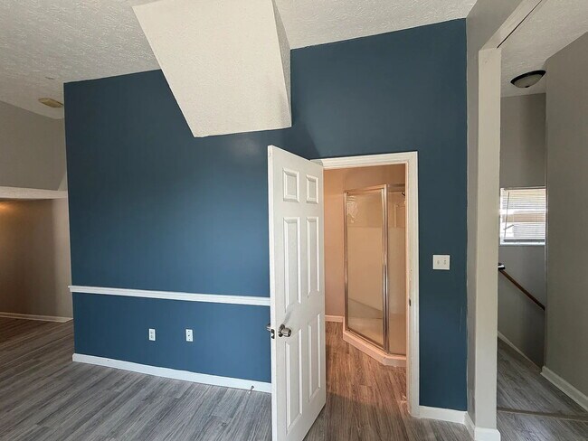 Foto del edificio - Charming 3-Bedroom Apartment in the Heart of Jeffersonville   All Utilities Included