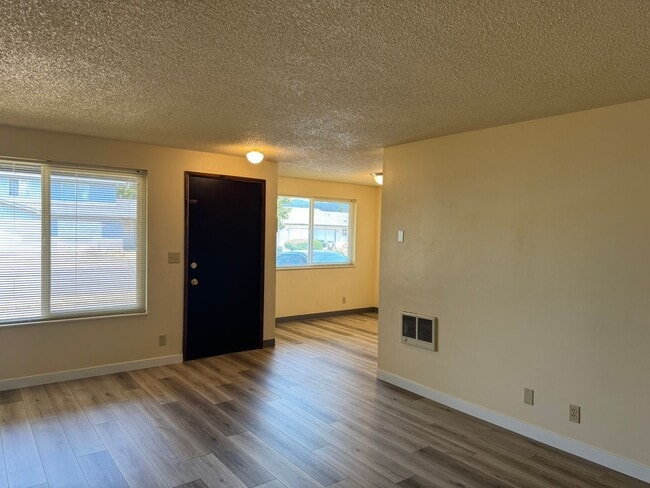Building Photo - Lovely 2-bedroom/1-bathroom duplex with garage!