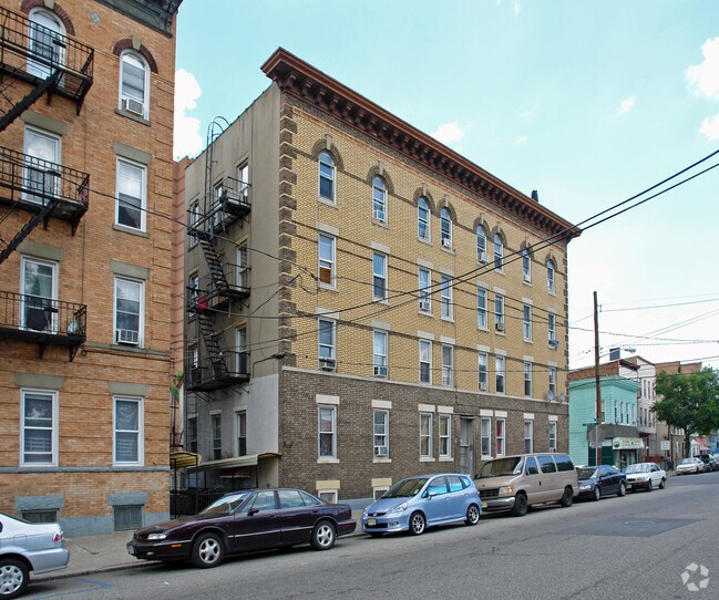 Building Photo - 604 21st St
