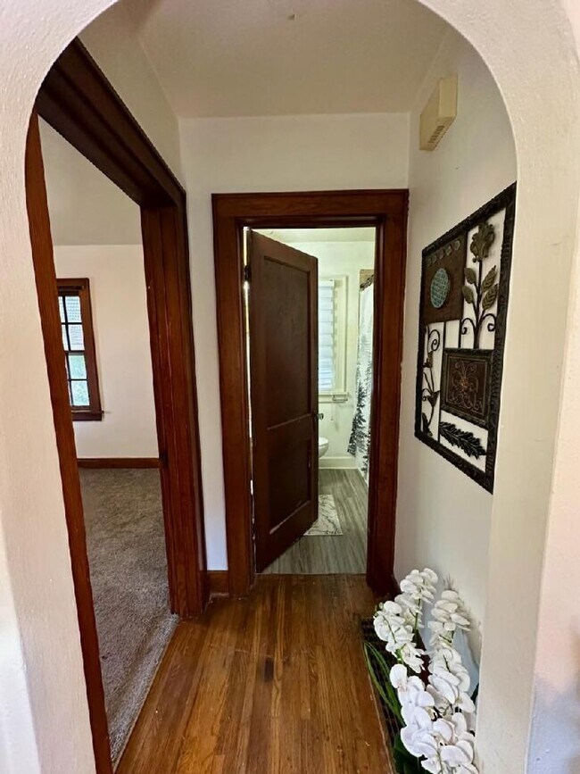 Building Photo - 2 bed, 1 bath home for rent in Waterloo