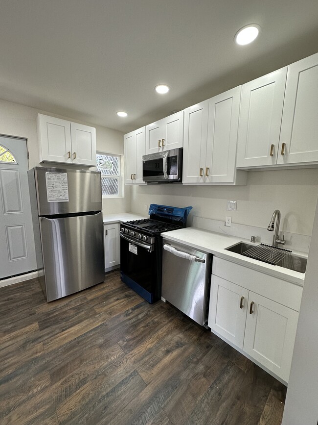 Foto del edificio - 6529 Woodlake Ave