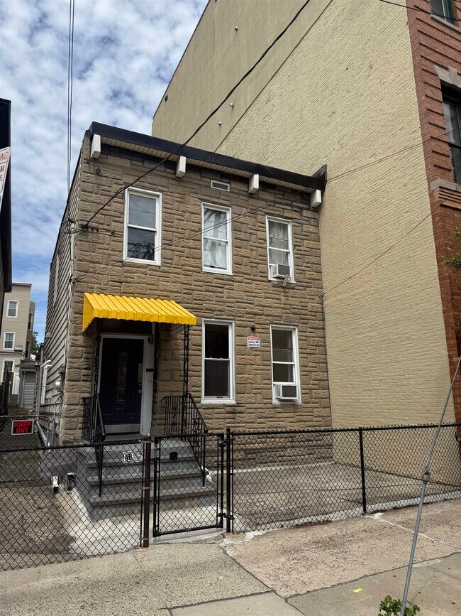 Building Photo - 183 Webster Ave