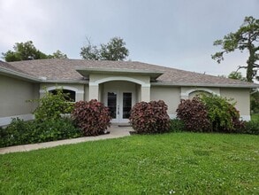 Building Photo - 815 SW 14th Ave