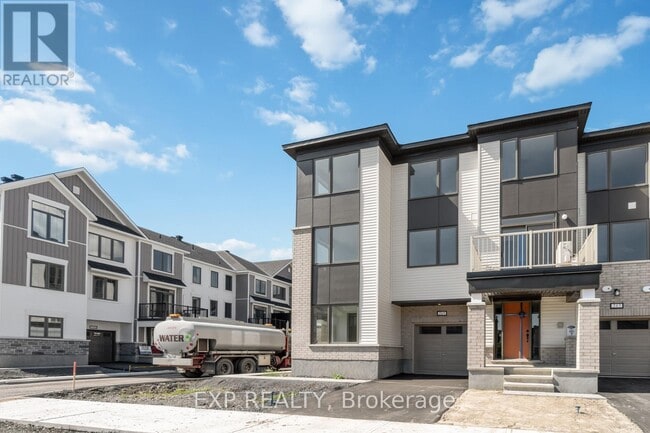 Building Photo - 215 Darjeeling Ave