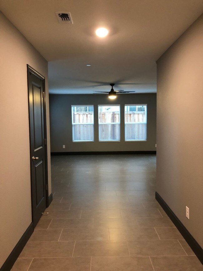 Building Photo - 10 Sag Harbor Pl