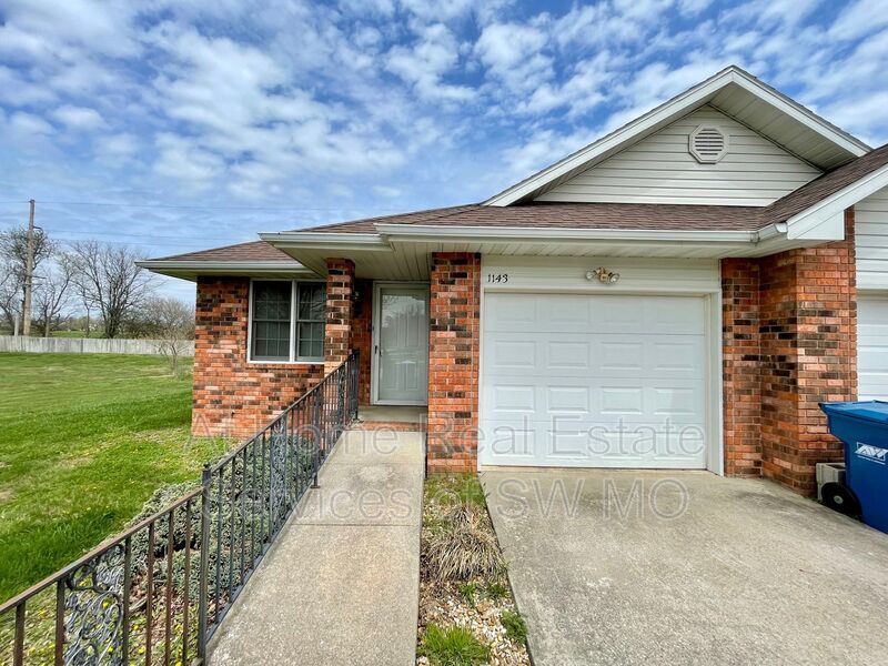 Primary Photo - 1143 W Hummingbird Ln