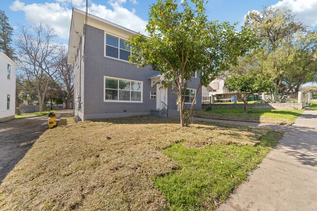 Building Photo - 1026 W French Pl 2 San Antonio TX 78212