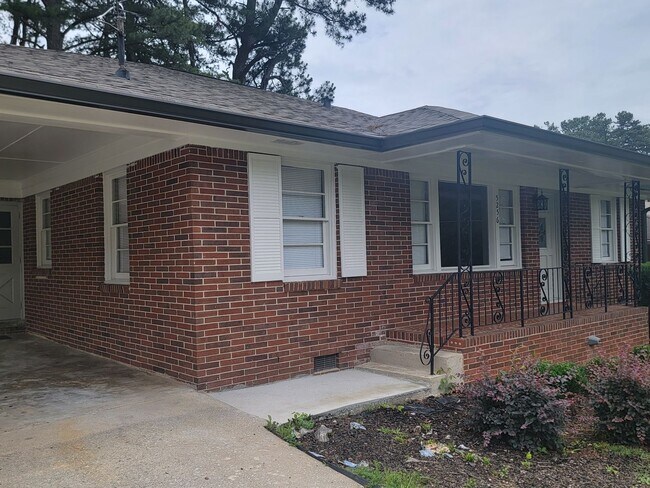 Foto del edificio - Modern Ranch Home - Full Brick - Large Eat in Kitchen with Large Granite Kitchen Island