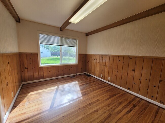 Photo - Charming 3 bed 2 bath with bonus room. House