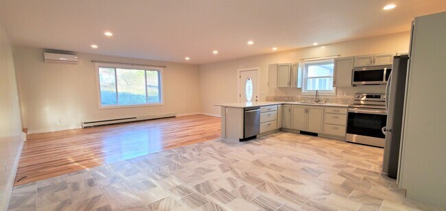 Foto del edificio - Renovated Farmhouse, 30+ Acres with Pole Barn!