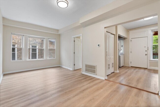 Building Photo - 3145 W Lyndale St